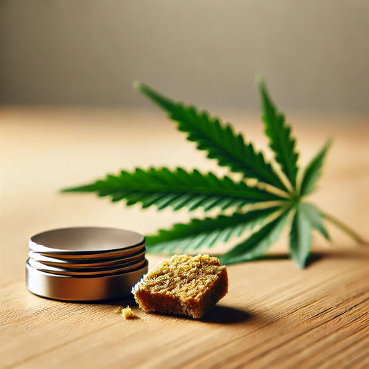 Premium THCA hash på naturlig træoverflade med cannabisblad. Lovligt produkt tilgængeligt i Danmark.